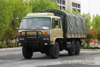 รถบรรทุกออฟโร้ดขับหกล้อพร้อมรถบรรทุกเครื่องปรับอากาศเหนือศีรษะ _Dongfeng EQ2102N รถบรรทุกพร้อมผ้าใบกันน้ำ